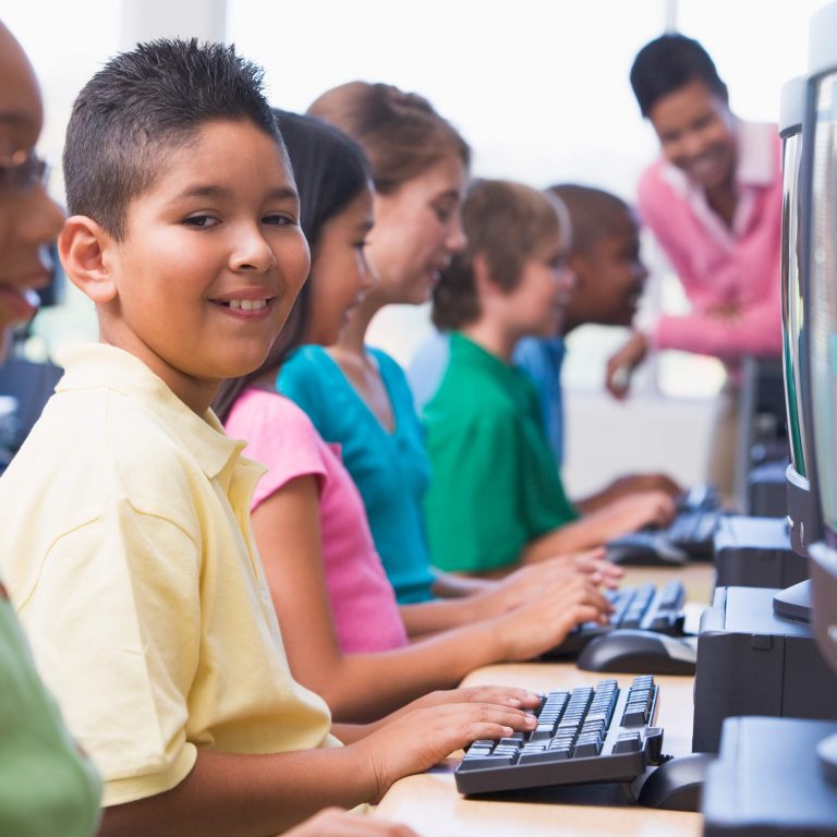 Los niños en los ordenadores