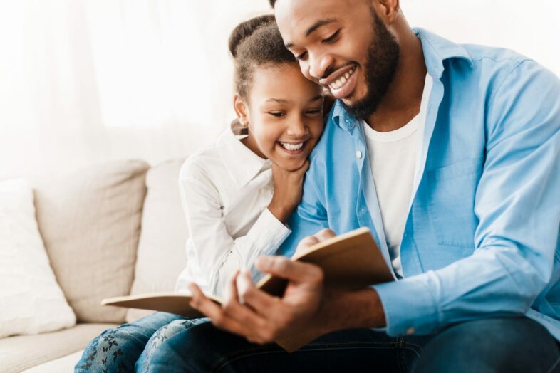 Preparar a los padres para la pubertad, curso online para padres, pubertad para padres, padre e hija leen juntos un libro